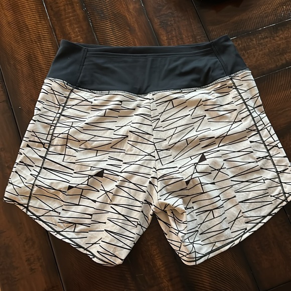 Oiselle High Rise Roga - Size 8, color is cream and Black - Picture 5 of 7